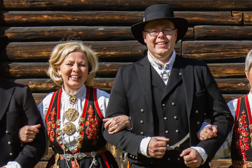 Hans Kristian Aabø og Gina Aabø Nyland i bunad.