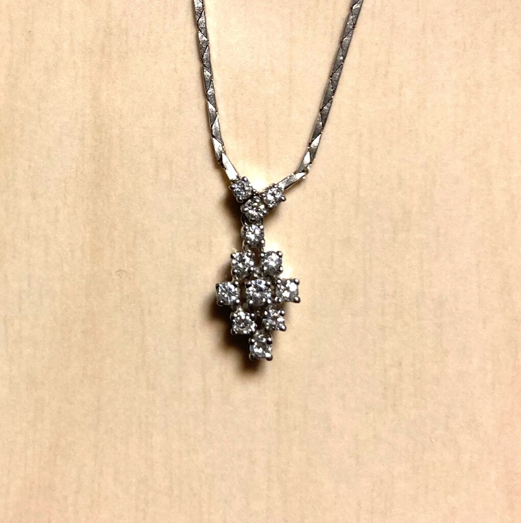 Gullsmykke med diamantar