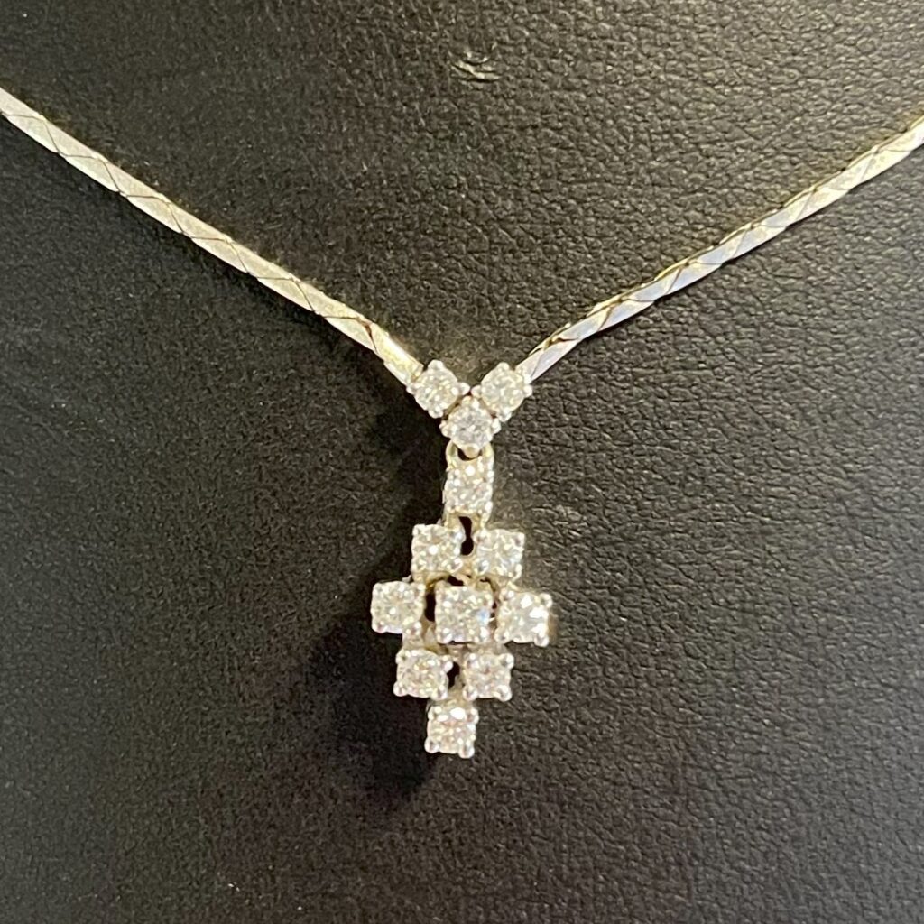 Gullsmykke med diamantar