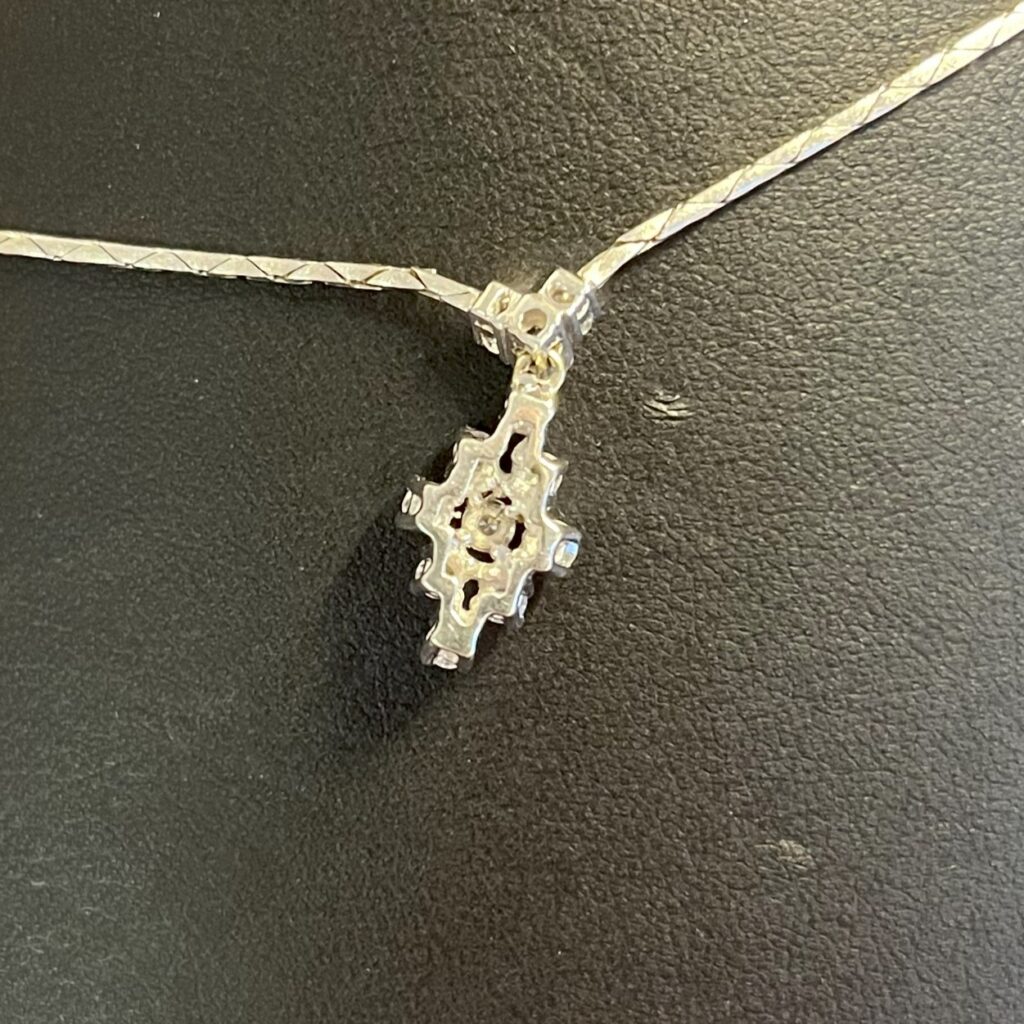 Gullsmykke med diamantar