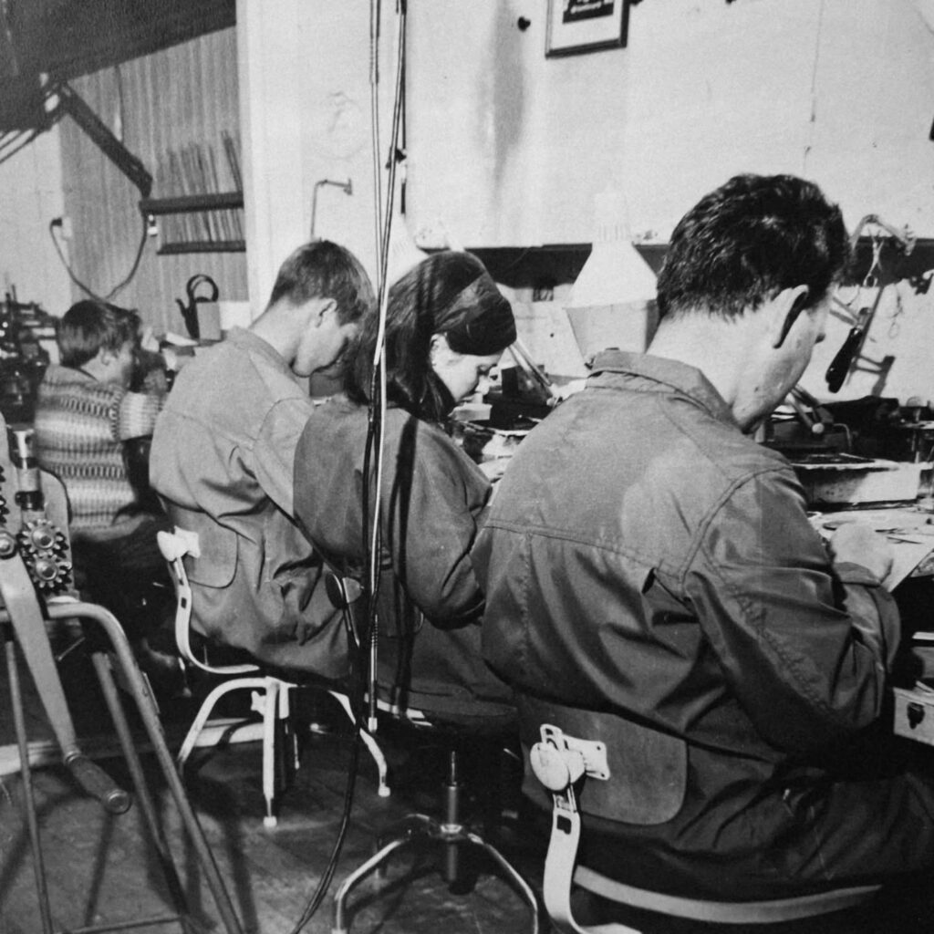 Arbeidsbenken hjå Aslak.Her sit frå venstre Tor Otto, lærling Sigurd Holte, Lærling Bjørg Skarprud og gullsmed Aslak Aanund Aabø.